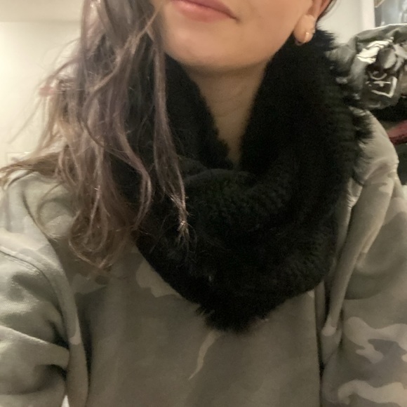 Woman’s scarf - Picture 3 of 4